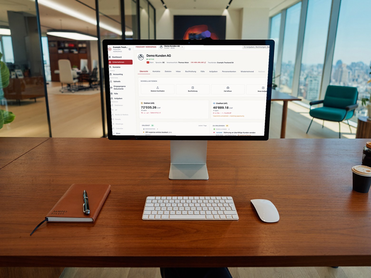 Ein Chefbüro: das Echtzeit-Treuhandportal auf einem Desktop-Monitor